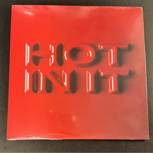 Charli XCX / Tiesto - Hot In It (Exclusive 7” Vinyl) Red Sealed - Picture 1 of 2